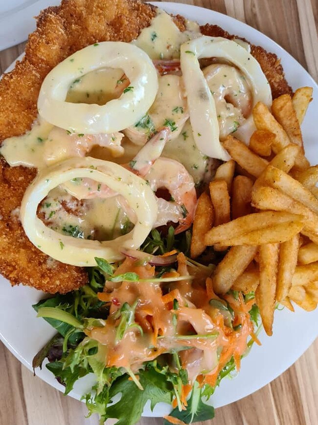 Macclesfield Hotel has 10 gravies and sauces available as well as nine toppings. Picture: Stu McGregor, SA Schnitzel Appreciation Group