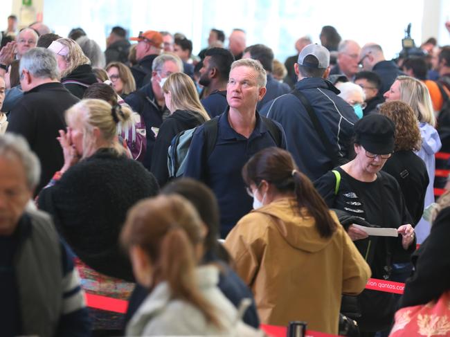 MELBOURNE, AUSTRALIA - NewsWire Photos, OCTOBER 11, 2022. A major security breach has sparked chaos at Melbourne airport. Thousands of Qantas passengers were ordered off flights and back inside the terminal shortly before 6.30am Picture: NCA NewsWire / David Crosling