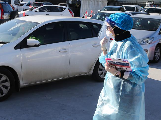 People rush to get tested in Melbourne. Picture: NCA Newswire /Gaye Gerard