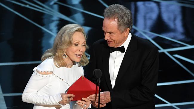 HOLLYWOOD, CA - FEBRUARY 26: Actors Faye Dunaway (L) and Warren Beatty speak onstage during the 89th Annual Academy Awards at Hollywood & Highland Center on February 26, 2017 in Hollywood, California.   Kevin Winter/Getty Images/AFP == FOR NEWSPAPERS, INTERNET, TELCOS & TELEVISION USE ONLY ==