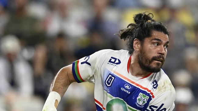 TOWNSVILLE, AUSTRALIA - JUNE 08: Tohu Harris of the Warriors runs the ball during the round 14 NRL match between North Queensland Cowboys and New Zealand Warriors at Qld Country Bank Stadium, on June 08, 2024, in Townsville, Australia. (Photo by Ian Hitchcock/Getty Images)