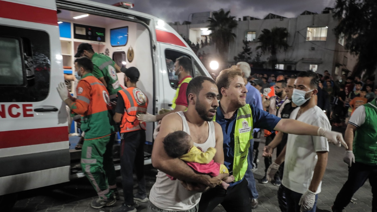 Thousands flee Al Shifa hospital in Gaza amid nearby explosions