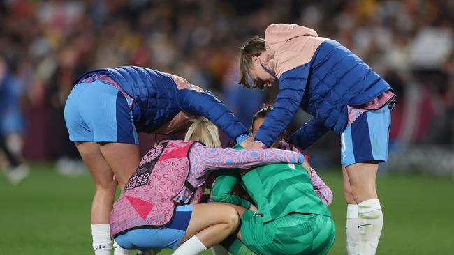 Mary Earps of England and teammates after the final whistle