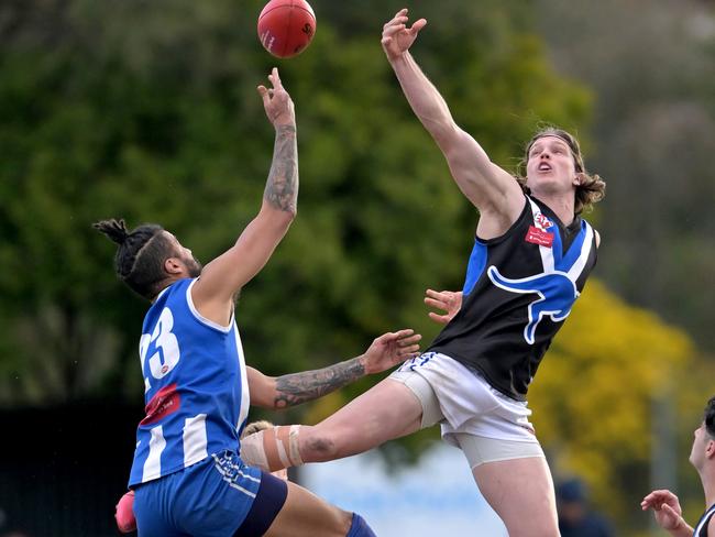 EDFL: Oak Park’s Hirsi Twomey battles with Dean Halliwell of Sunbury Kangaroos. Picture: Andy Brownbill