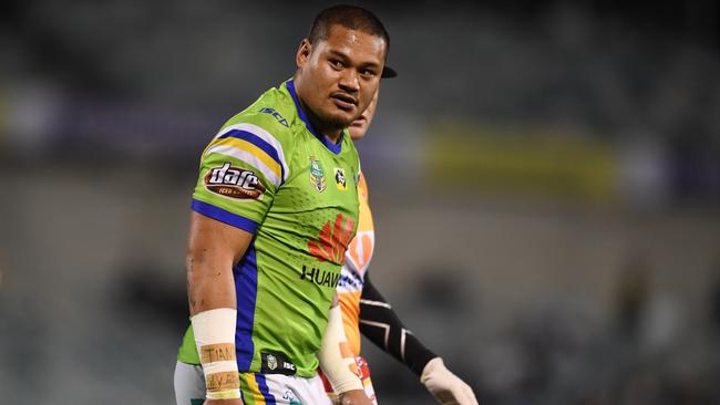 Joey Leilua left the field after failing a HIA test early on.