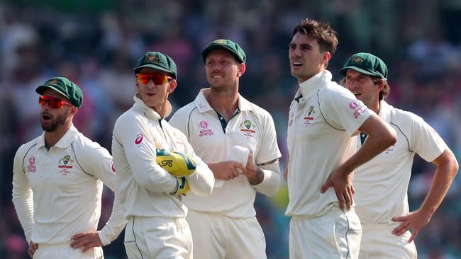 (L-R) Australia's Matthew Wade, Tim Paine, James Pattinson, Pat Cummins and Joe Burms watch the scoreboard for a DRS review during the second day of the third cricket Test match between Australia and New Zealand at the Sydney Cricket Ground in Sydney on January 4, 2020. (Photo by JEREMY NG / AFP) / -- IMAGE RESTRICTED TO EDITORIAL USE - STRICTLY NO COMMERCIAL USE --