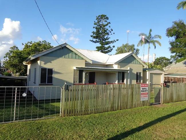 Located within minutes of the CBD but offering a rural like setting, this property is situated on a fully fenced 1017m2 allotment is this low set home.