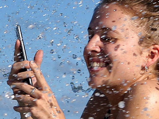 08/03/2016: Amelia Vegting (18, left) and Kirsty Maxwell (19) from the U.K with the new Samsung 7 at Bondi Beach. Pic by James Croucher