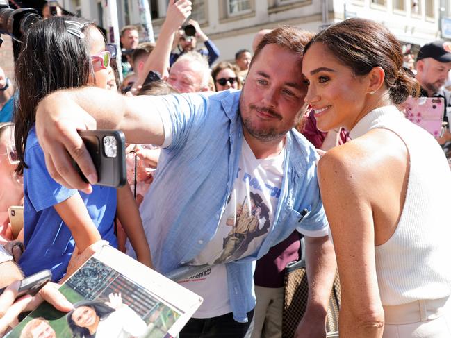 Meghan Markle poses for a selfie with one of her adoring fans in Dusseldorf, Germany. Picture: Chris Jackson/Getty Images for Invictus Games Dusseldorf 2023