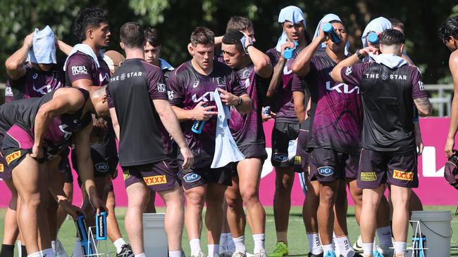 Players did their best to stay cool. Picture: Nigel Hallett