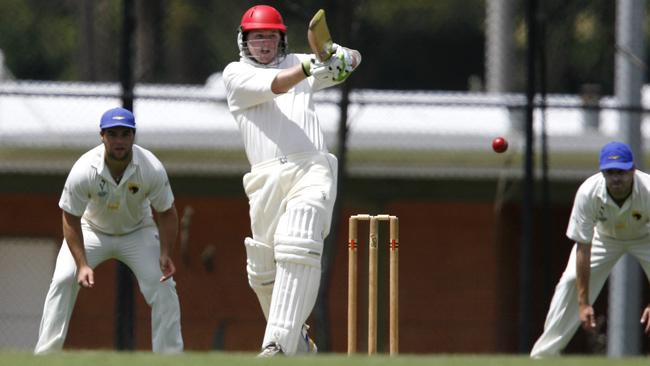 Travis Dean in action for Footscray Edgewater in 2009.