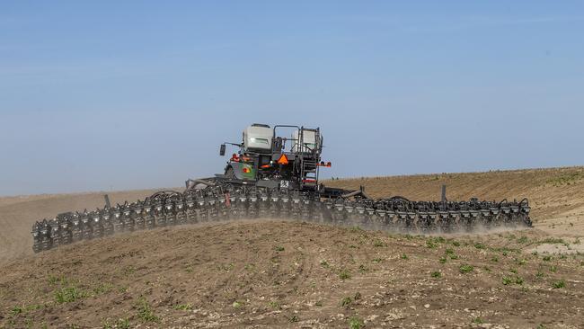 The Fendt Momentum toolbar flexes up and down as much as 167.3cm to ensure correct contact with the soil.