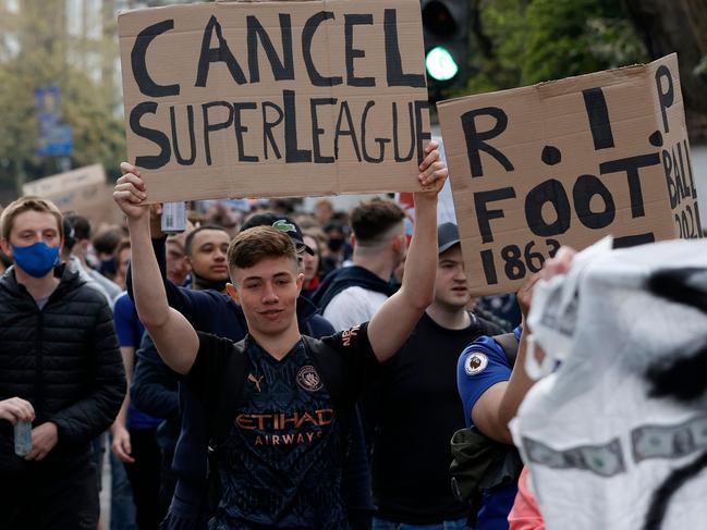 Football supporters demonstrate against the proposed European Super League outside of Stamford Bridge football stadium in London on April 20, 2021, ahead of the English Premier League match between Chelsea and Brighton and Hove Albion. - Reports on Tuesday evening suggested that cracks were appearing in the plan with some clubs having second thoughts in the face of the outrage. British media named Chelsea as one team that could be on the brink of pulling out of the project. (Photo by Adrian DENNIS / AFP)