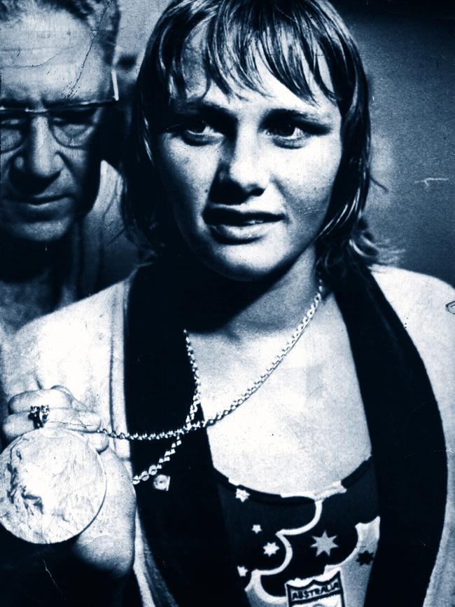 Shane Gould holding up her gold medal at the 1972 Munich Olympic Games.