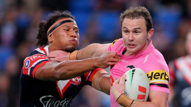 Dylan Edwards fend off Sitili Tupouniua. Picture: Jeremy Ng/Getty Images