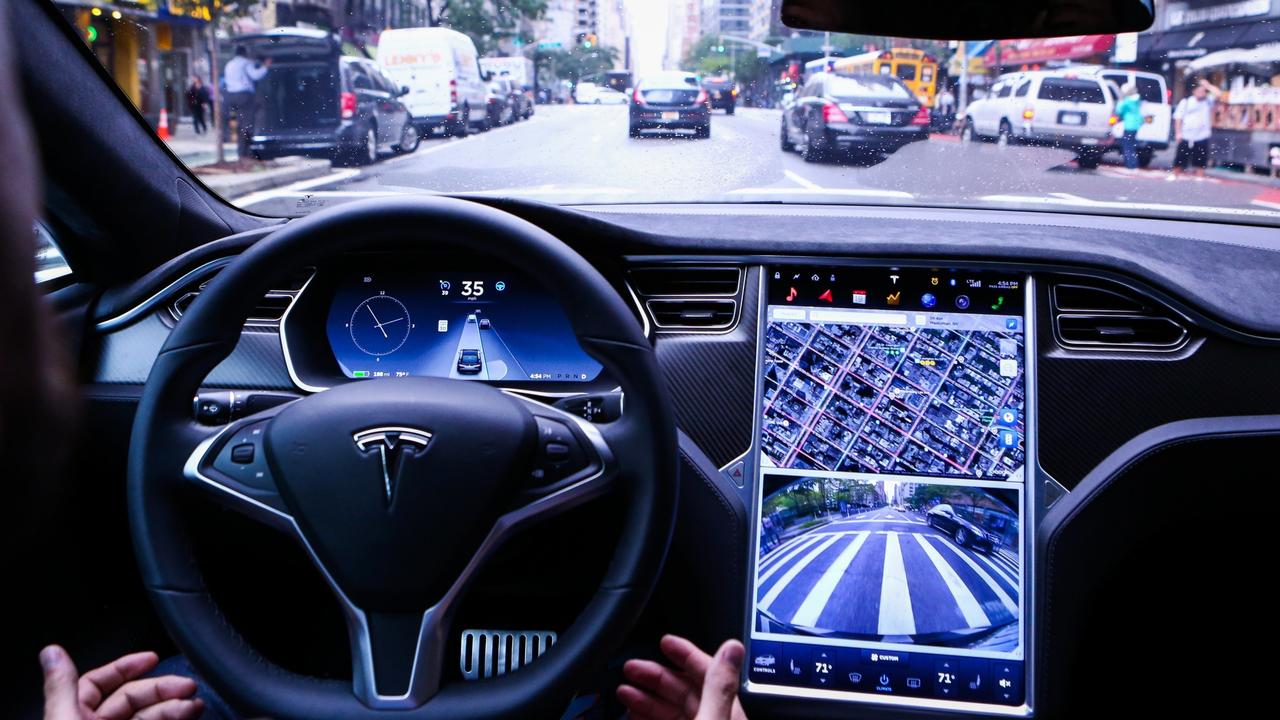 Tesla’s Autopilot feature can keep the moving vehicle in its lane. PHOTO: BLOOMBERG NEWS