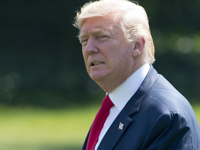 US President Donald Trump walks to Marine One prior to departure from the South Lawn of the White House in Washington, DC, August 4, 2017, as he travels on a 17-day vacation to Trump's golf course in Bedminster, New Jersey. / AFP PHOTO / SAUL LOEB