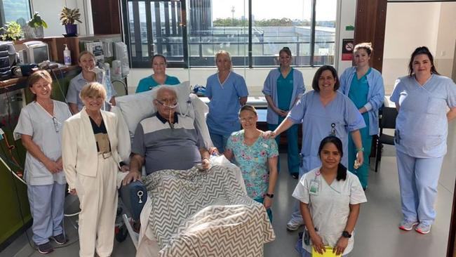 Richard Misior with Gold Coast University Hospital staff after leaving intensive care following a 77-day battle with COVID-19 related pneumonia. Picture: Gold Coast Health.