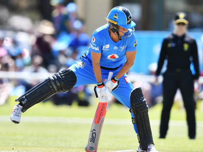 Strikers all-rounder Sophie Devine starred with bat and ball in her side’s clinical 57-run win over Melbourne Stars at Centennial Park Oval on November 16, 2019. Picture: MARK BRAKE/GETTY IMAGES