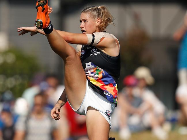 MELBOURNE, AUSTRALIA - MARCH 17: Tayla Harris of the Blues kicks the ball during the 2019 NAB AFLW Round 07 match between the Western Bulldogs and the Carlton Blues at VU Whitten Oval on March 17, 2019 in Melbourne, Australia. (Photo by Michael Willson/AFL Media)