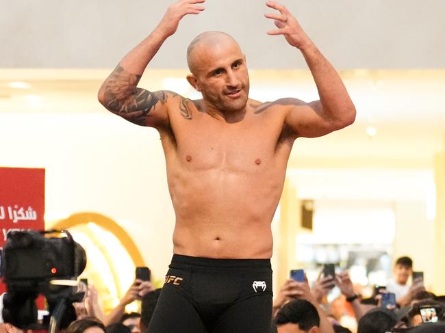 ABU DHABI, UNITED ARAB EMIRATES - OCTOBER 18:  Alexander Volkanovski of Australia holds an open training session for fans and media during the UFC 294 open workouts at Yas Mall on October 18, 2023 in Yas Island, Abu Dhabi, United Arab Emirates.  (Photo by Chris Unger/Zuffa LLC via Getty Images)