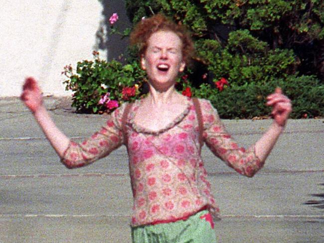 Nicole Kidman full of joy as she leaves an attorney's office after her divorce settlement with Tom Cruise, Los Angeles. Full Length.