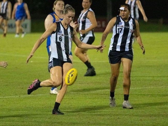 Palmerston Magpies'  Ella Ward vs. Wanderers, Round 4 WPL 2024-25. Picture: Tymunna Clements / AFLNT Media.