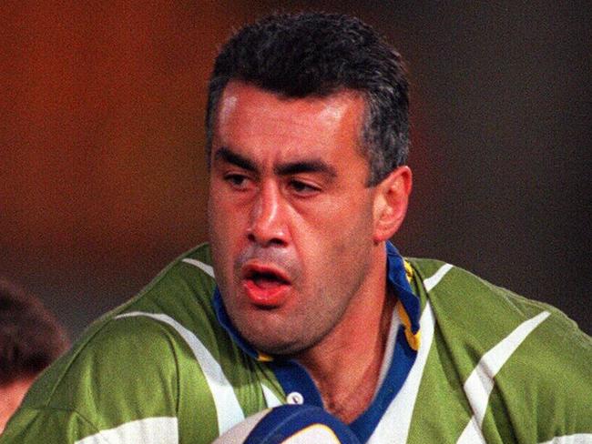 Quentin Pongia (ball) during Canberra Raiders v Penrith Panthers Super League RL semi-final game at Bruce Stadium, Canberra, 08/09/1997.