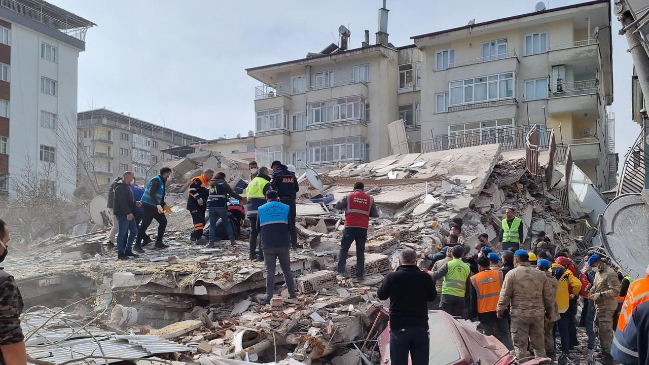 Turkey earthquake: Buildings collapse, one killed in new tremor | Daily ...