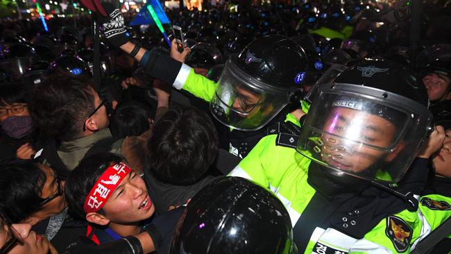 South Korean protesters scuffle with riot police as they try to march toward the presidential Blue House after a candlelit rally in central Seoul on October 29, 2016. Picture: AFP.