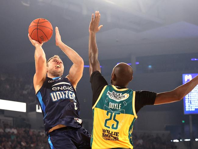 Dellavedova attempts to shoot over Milton Doyle. Picture: Kelly Defina/Getty Images)