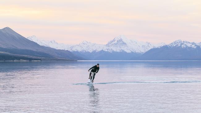 Manta5 has developer an electric bike that can plane across water.