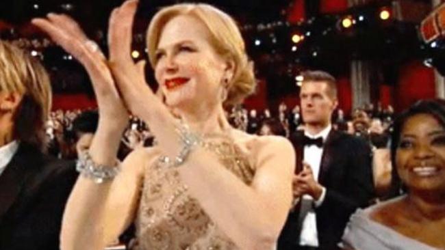 Nicole Kidman shows off her weird clapping style at the OScars
