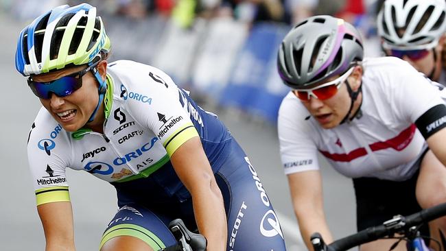 Cycling Australia Road National Championships - Stage 1 Women's Elite Criterium, Lizzie Williams leads from eventual winner (white shirt) Sophie Mackay . Ballarat. 6th January 2016. Picture: Colleen Petch.