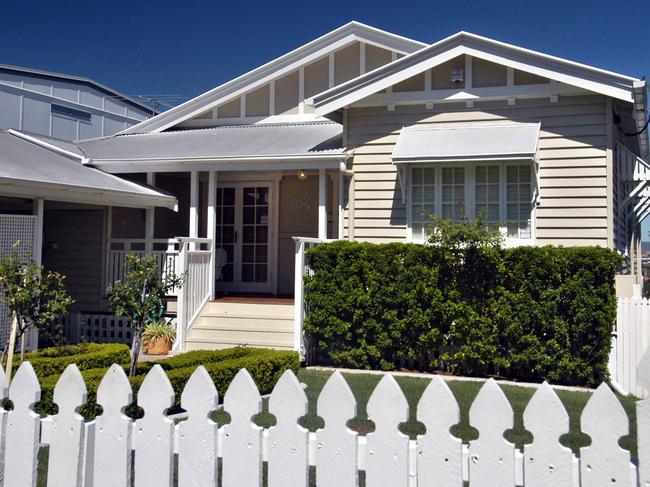 Undated : generic Queenslander house with white picket fence