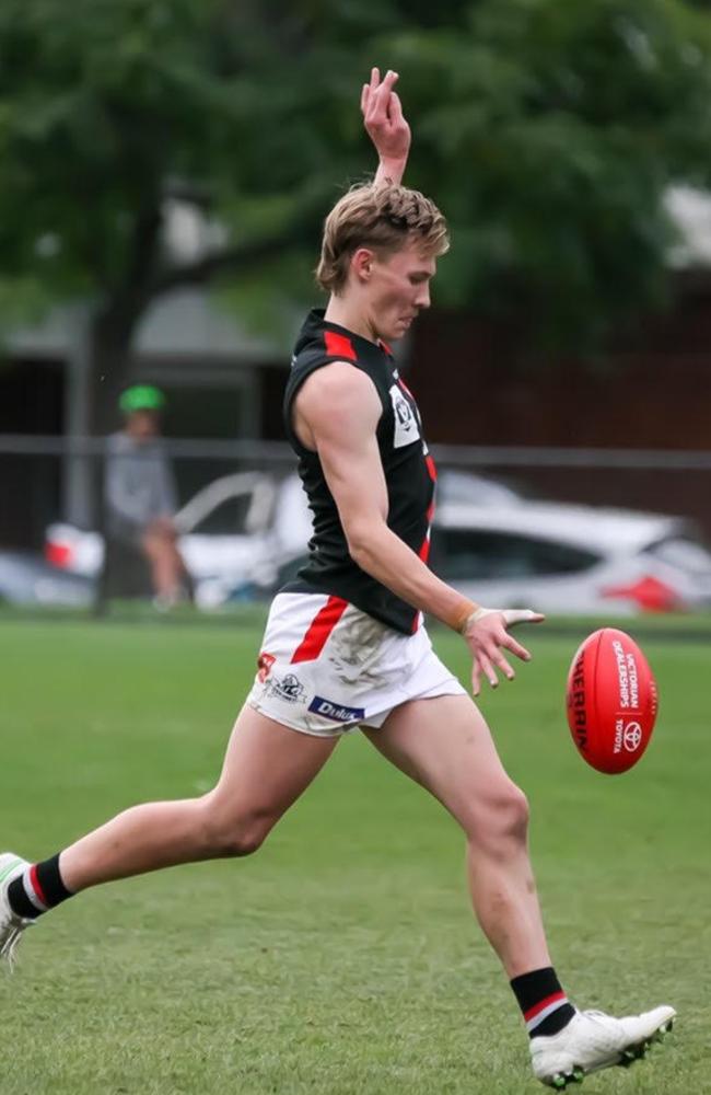 Bailey Lambert takes a set-shot for Frankston. Pic: Matt Walker.