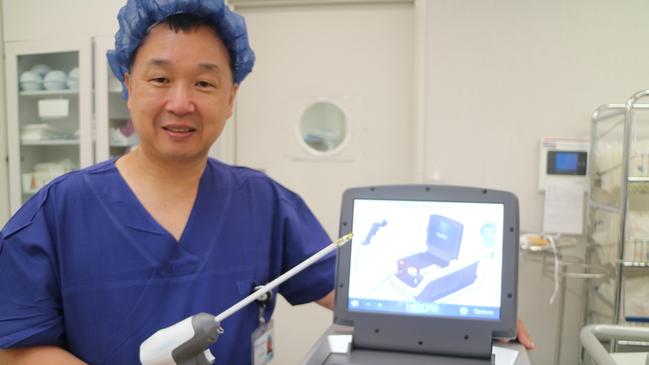 Urolo­gi­cal surgeon Henry Woo.