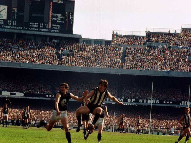 More than 121,000 people watch the 1970 Grand Final.