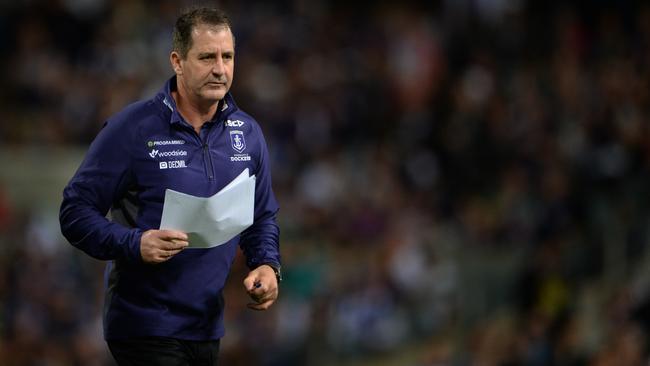AFL - Fremantle Dockers v North Melbourne Kangaroos, Patersons Stadium, Perth. PICTURED- Fremantle's coach Ross Lyon leaves the huddle at the final break.