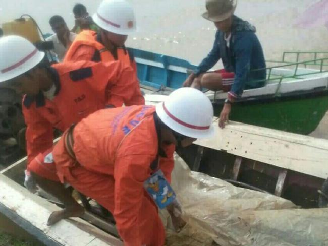 Myanmar Fire Services Deparment workers search for victims. Picture: AFP/Myanmar Fire Services Department