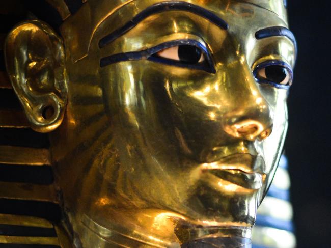 A picture taken on January 23, 2015 shows the burial mask of Egyptian Pharaoh Tutankhamun, who ruled Egypt from 1334 to 1325 BC, at the Cairo museum in the Egyptian capital. An Egyptian conservation group said it would sue the antiquities minister over a 'botched' repair of the mask of Tutankhamun that left a crust of dried glue on the priceless relic. AFP PHOTO / MOHAMED EL-SHAHED