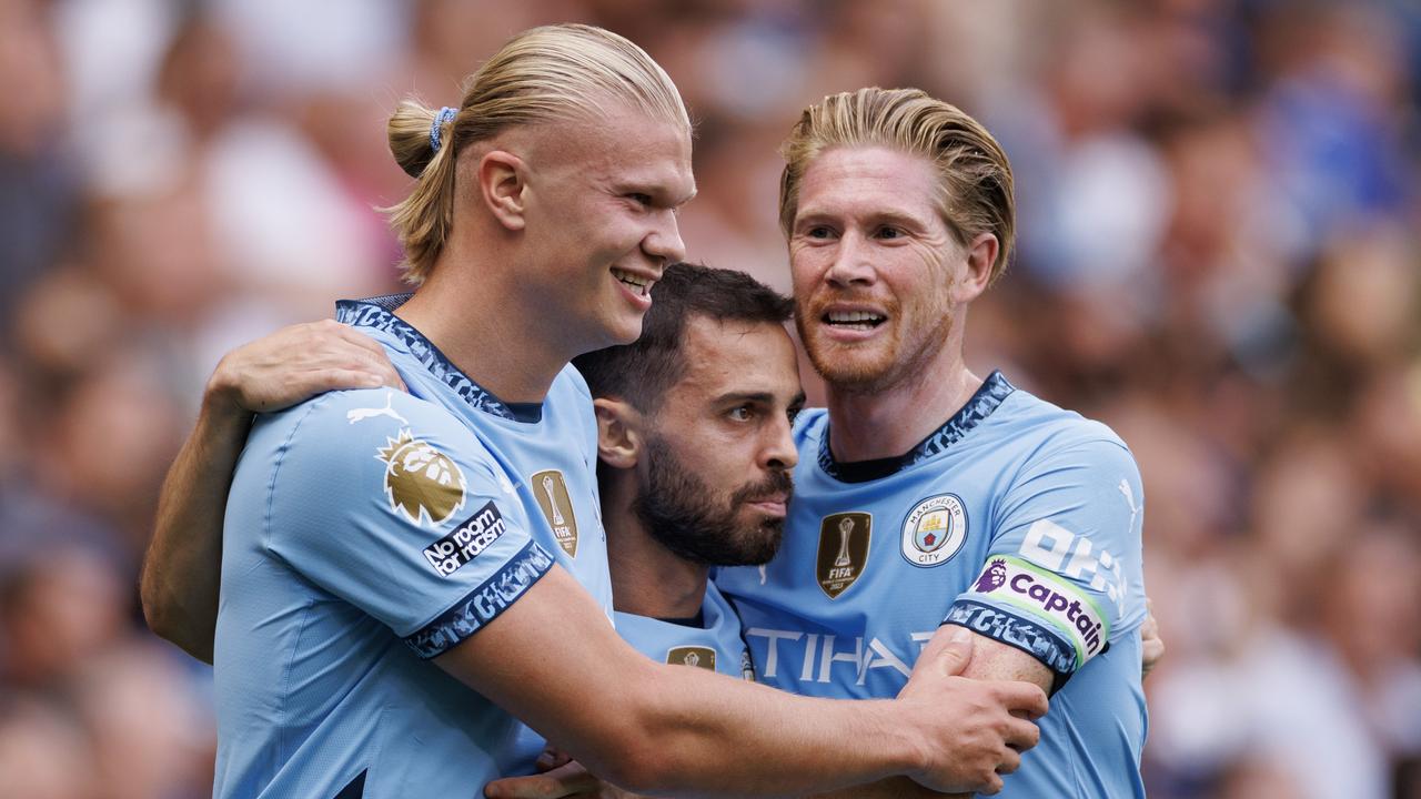 LONDON, ENGLAND - AUGUST 18: Erling Haaland of Manchester City celebrates scoring the opening goal with Kevin De Bruyne and Bernardo Silva during the Premier League match between Chelsea FC and Manchester City FC at Stamford Bridge on August 18, 2024 in London, England. (Photo by Marc Atkins/Getty Images)