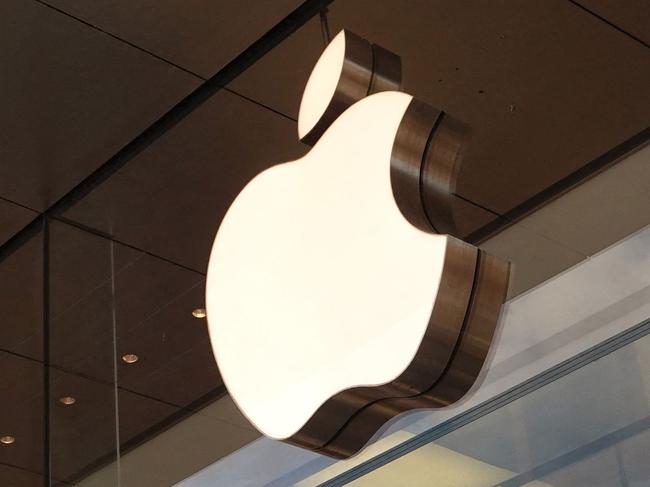 CHICAGO, ILLINOIS - NOVEMBER 28: The Apple company logo hangs above an Apple retail store on November 28, 2022 in Chicago, Illinois. Apple is currently facing shortages in iPhone supplies due to COVID-19 restrictions in China and unrest at one of Apple's major Chinese suppliers.   Scott Olson/Getty Images/AFP (Photo by SCOTT OLSON / GETTY IMAGES NORTH AMERICA / Getty Images via AFP)