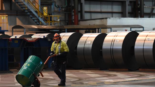 A steel worker at the Bluescope Steelworks at Port Kembla in Wollongong, Thursday, April 14, 2016. Leader of the Opposition Bill Shorten today announced a six point plan it would implement for the Australian steel industry should it win government at the up coming election. (AAP Image/Dean Lewins) NO ARCHIVING