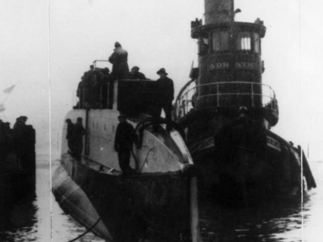 Sir Hubert Wilkins preparing the submarine Nautilius.