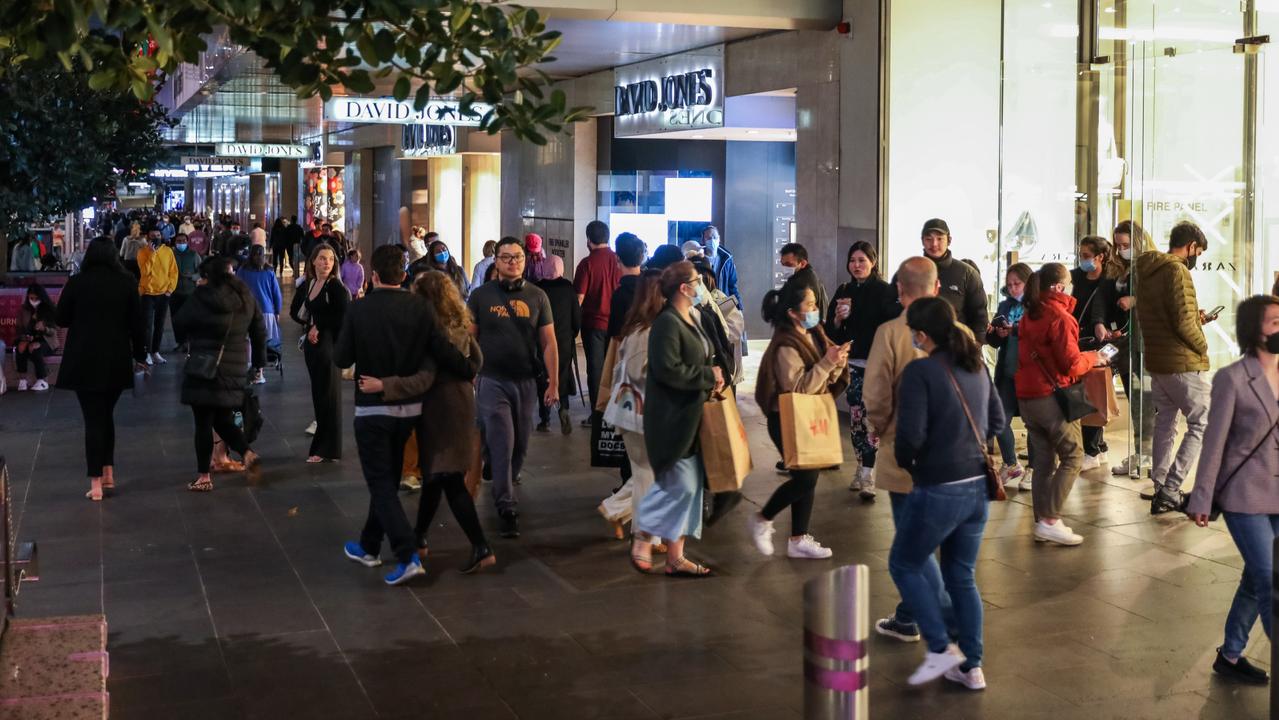 Szał Kmart ponownie otwiera się z nieistotnymi sprzedawcami w Melbourne