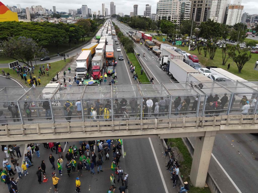 Bolsonaro supporters, mainly truck drivers, blocking Castelo Branco Highway. Picture: Caio Guatelli/AFP