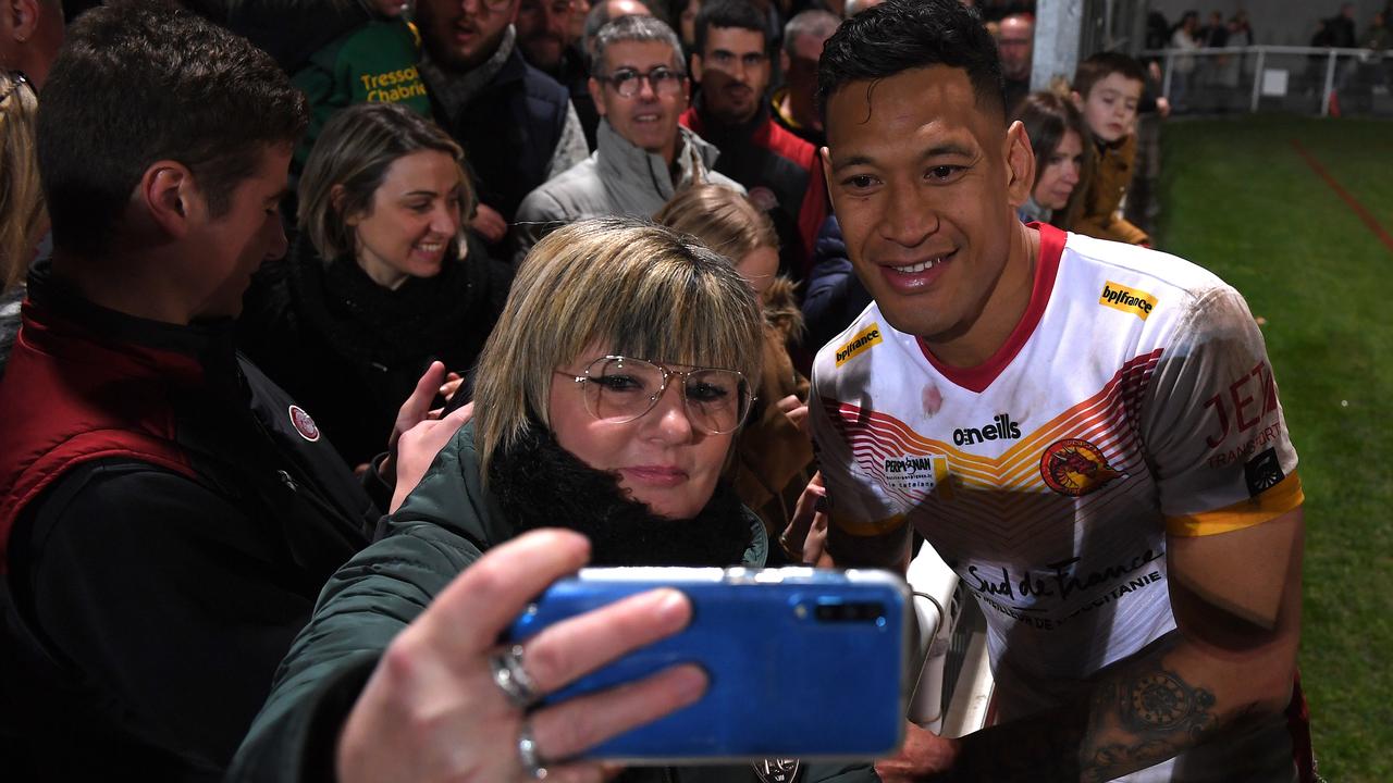 Izzy stops for a selfie with a Dragons fan.