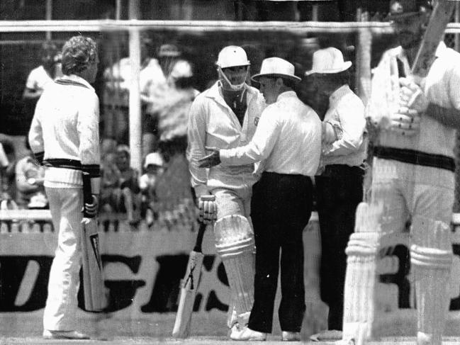 Dennis Lillee argues with umpires Max O'Connell and Don Weser over his aluminium bat.