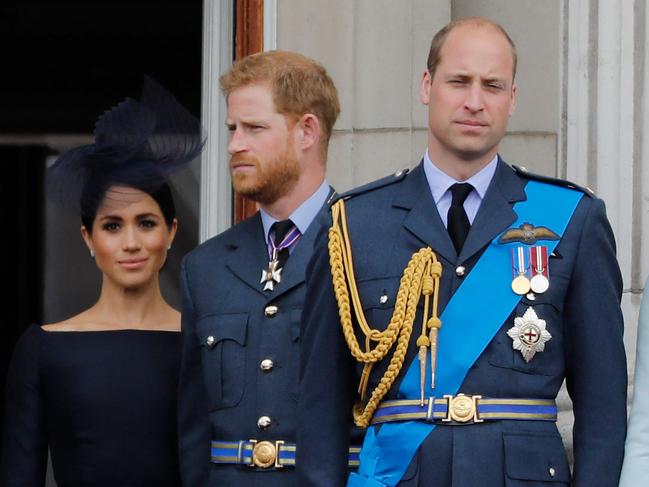 (FILES) In this file photo taken on July 10, 2018 (L-R) Britain's Meghan, Duchess of Sussex, Britain's Prince Harry, Duke of Sussex, Britain's Prince William, Duke of Cambridge and Britain's Catherine, Duchess of Cambridge, stand on the balcony of Buckingham Palace to watch a military fly-past to mark the centenary of the Royal Air Force (RAF). - Twenty-five years on from the death of their mother, princess Diana, Prince William and Prince Harry are struggling to maintain their formerly close relationship. (Photo by Tolga AKMEN / AFP)